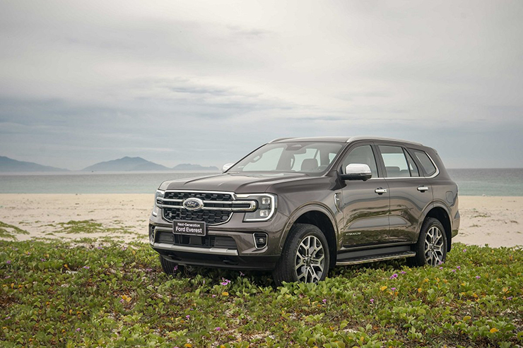Gia-xe-Ford-Everest-the-he-moi-lan-banh-thang-9-2022-2-1662299856-537-width740height493